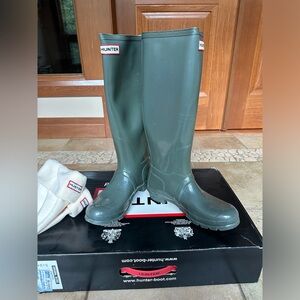 HUNTER BOOTS! Barely worn, grey, tall, with cozy fleece inserts included!